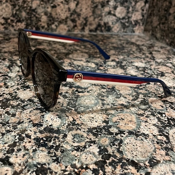 Low Bridge Fit
Shape: Round
Frame material: Acetate
Frame color: Tortoise